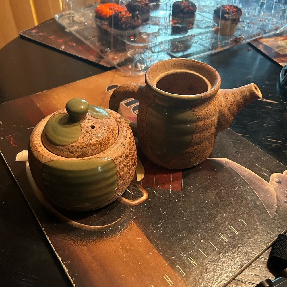 Ceramic cream and sugar set